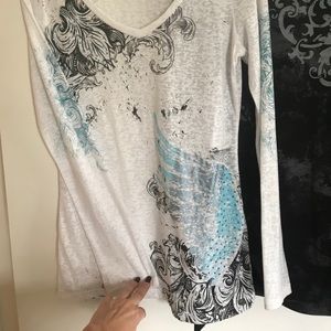 Women’s white vintage t-shirt w embellishment.